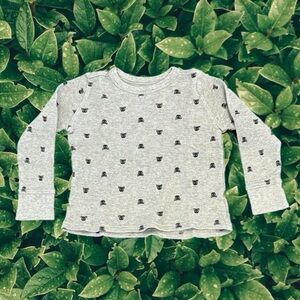 Old Navy Gray Kids Long Sleeve Shirt / Thermal w/ Skull and Crossbones Size 5T
